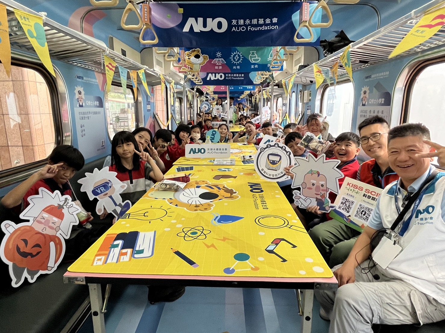 永續基金會參與「臺灣科普環島列車」，設計基礎科學車廂課程，以「淨零碳排和永續能源」為主題，讓學生透過創意實驗認識淨零知識，以及思考生活中的減碳行為