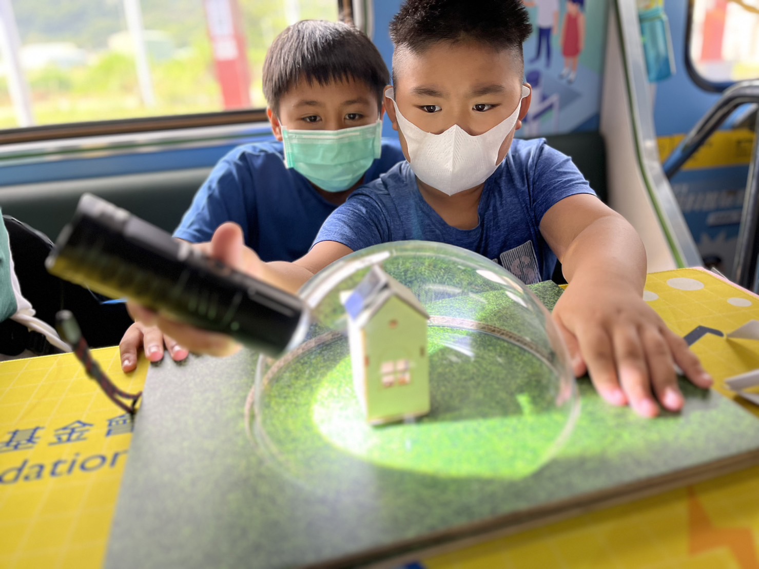 參與基礎科學主題車廂，以STEAM教學精神，設計「逐日科學家」、「太陽能工程師」以及「淨零建築師」三大能源科普課程和實驗